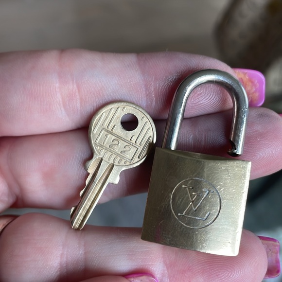 RARE authentic 122 silver and gold lock and key. - Picture 4 of 7